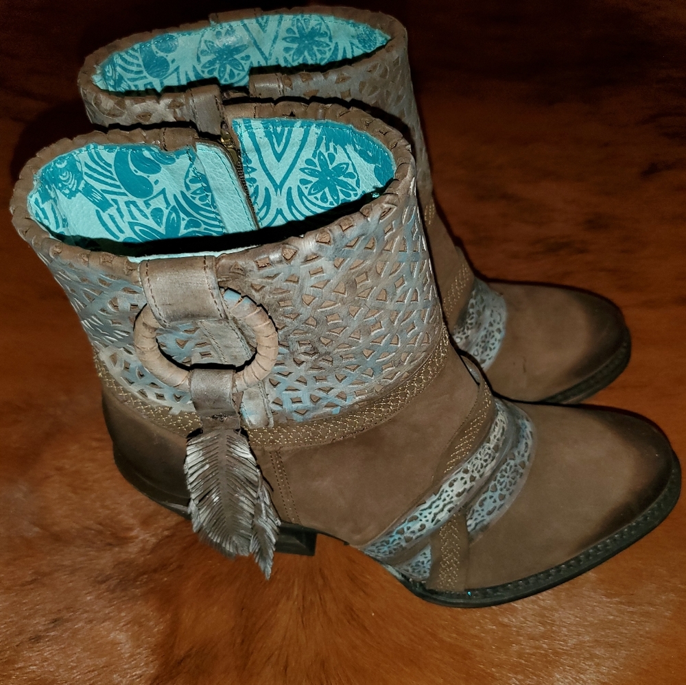 Corral Boots - Picture 2 of 3